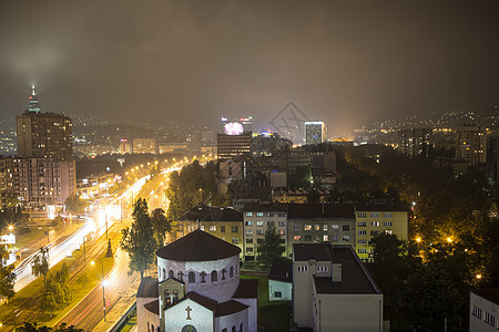 晚上的城市天际线，萨拉热窝，波斯尼亚和黑塞哥维那图片