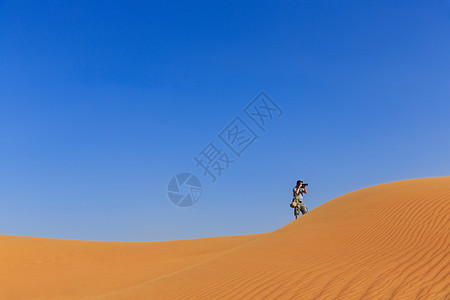 阿拉伯联合酋长国迪拜沙漠沙丘中的男子背景图片