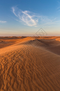 阿拉伯联合酋长国迪拜沙漠中的沙丘背景图片