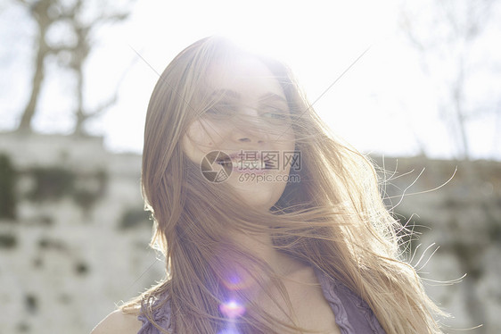 阳光下快乐的年轻女子图片