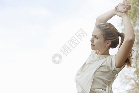 年轻女子在运动前伸展手臂背景图片