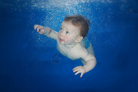 小男孩在水下游泳图片
