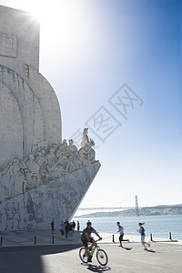 自行车雕塑在葡萄牙里斯本的贝伦，人类骑车经过发现纪念碑背景