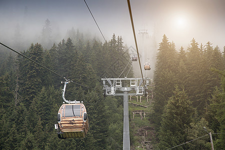 瑞士瓦莱士布拉顿雾气和缆车视图图片