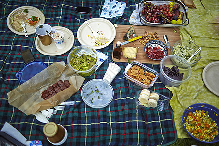 野餐垫上的食物高清图片