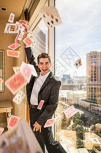 投掷扑克牌的男性魔术师背景图片