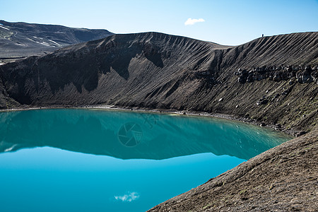 冰岛克拉夫拉维提火山口湖蓝水的俯视图图片