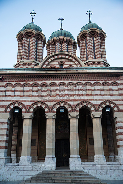 罗马尼亚克雷奥瓦教堂的台阶和入口图片