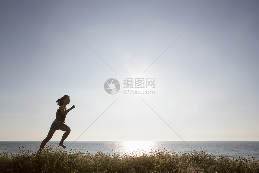 女子在海边奔跑