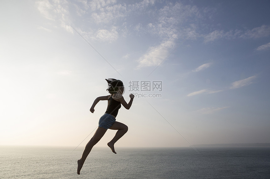 女子跳跃图片