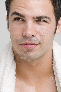 刚洗过脸的男人图片