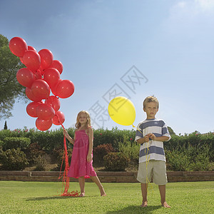 拿着红色气球的小孩图片