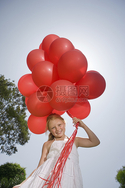 拿着一束红气球的小女孩图片