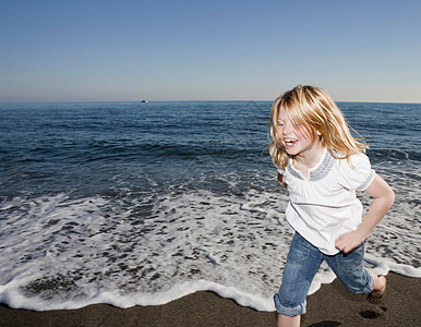 在海滩上奔跑的女孩图片
