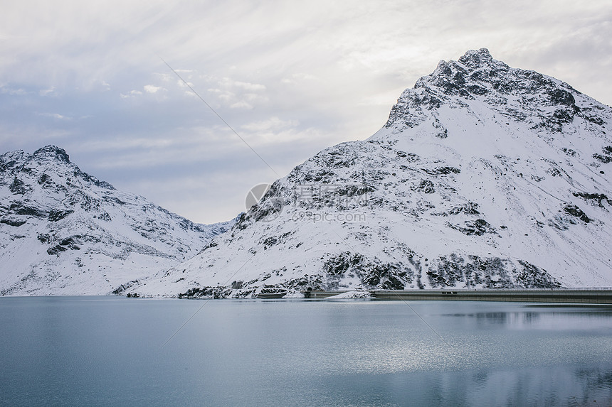 奥地利加尔图尔西尔维塔水库和积雪覆盖的山脉图片