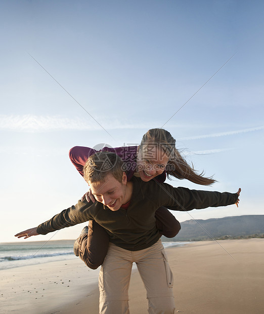 一起在沙滩上玩耍的夫妇图片