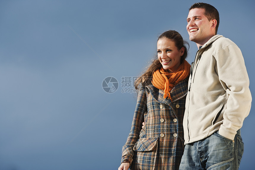 年轻夫妇拥抱时微笑图片