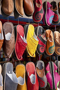 摩洛哥Essouira市场上的一排彩色拖鞋图片