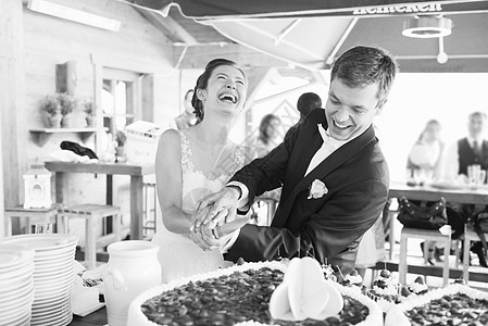 黑白婚礼一起切蛋糕的夫妇背景