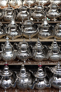 摩洛哥马拉喀什市场的摩洛哥茶壶图片