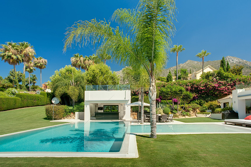 西班牙豪华酒店的美丽游泳池图片