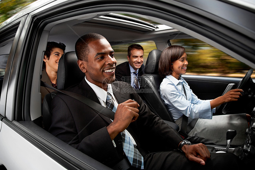 商人和妇女开车上班图片
