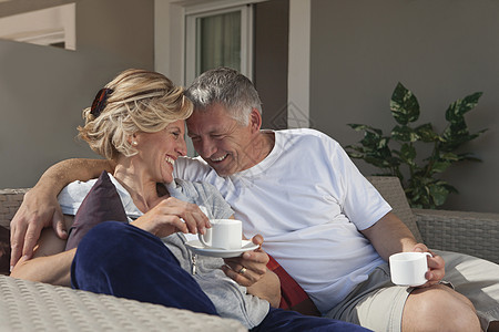 成熟夫妇在露台上喝咖啡图片