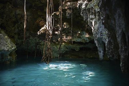 墨西哥塞诺特的洞穴和水景图片