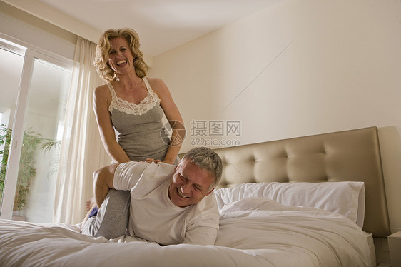 夫妻在床上摔跤图片