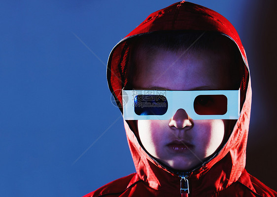戴着3D眼镜和红色头巾的小男孩图片