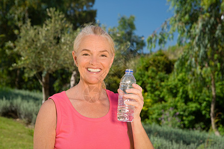老人下棋女跑步者带着一瓶水背景