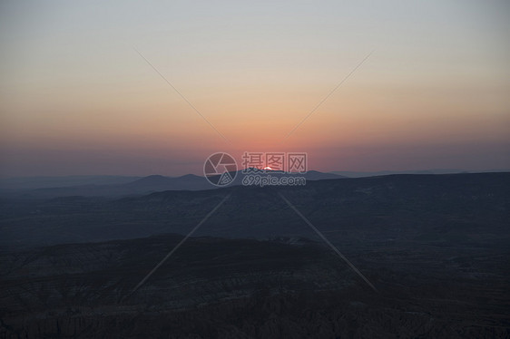 土耳其安纳托利亚卡帕多西亚日落时的景观剪影图片