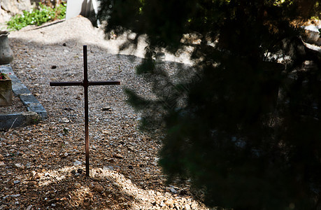 西班牙马略卡墓上的金属十字架图片