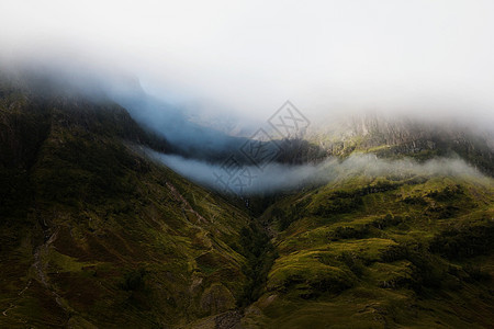 英国坎布里亚湖区雾山背景图片