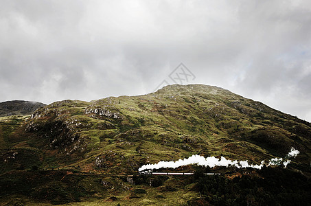 苏格兰格伦芬南山上的蒸汽火车图片