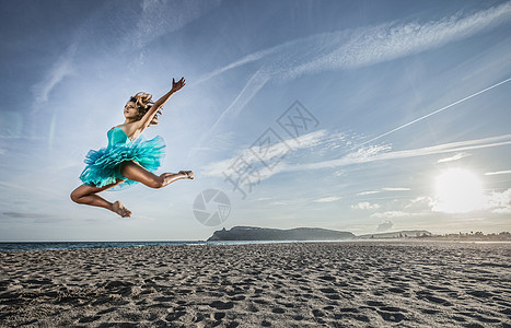 意大利撒丁岛，卡利亚里，空中跳跃的年轻女舞者图片