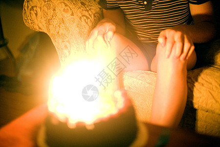 吹灭生日蜡烛的人背景图片