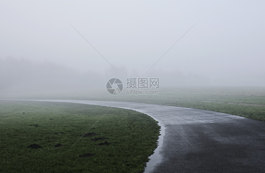 雾蒙蒙的乡村风景图片