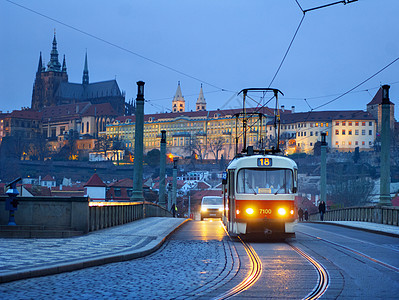捷克共和国布拉格黄昏时分查尔斯桥的圣维图斯大教堂背景图片