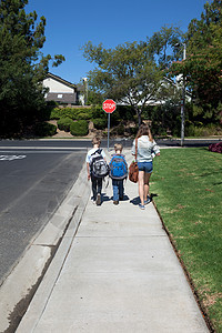 孩子沿着人行道行走背景图片