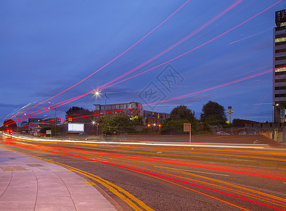 黄昏时从路边开出的公路交通灯道图片