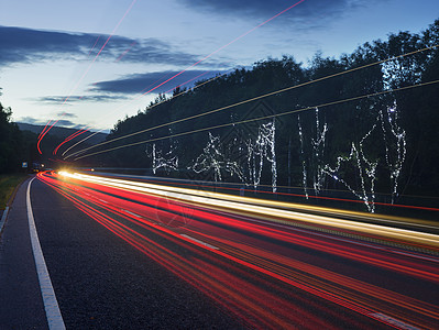 黄昏时的公路交通延时摄影高清图片