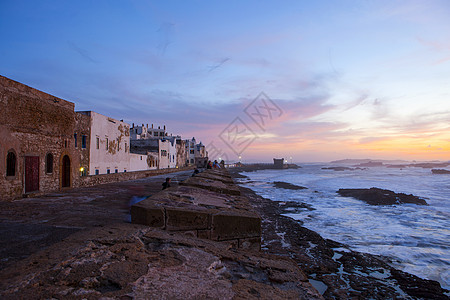 摩洛哥伊萨乌伊拉日落时的城墙和海滨图片