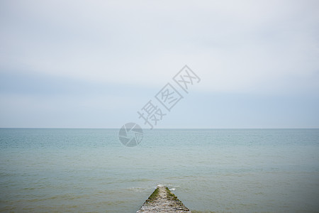 法国诺曼底海景木码头图片