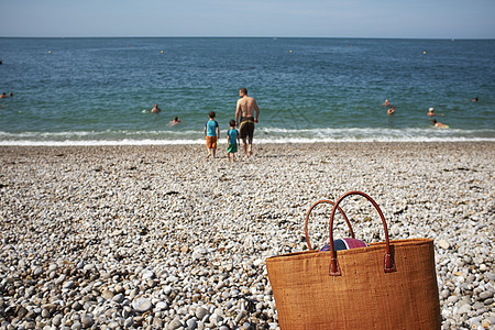 法国诺曼底海滩上父亲和两个儿子图片