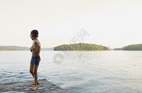 男孩站在湖边图片