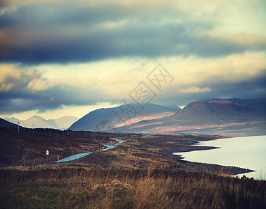 苏格兰阿西恩特的海湖和山脉图片