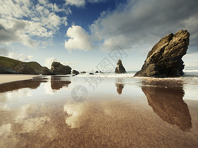 英国苏格兰海岸的锯齿状岩层背景图片