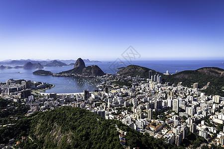 城市和山巴西里约热内卢Sugarloaf山和Guanabara湾的远视图背景