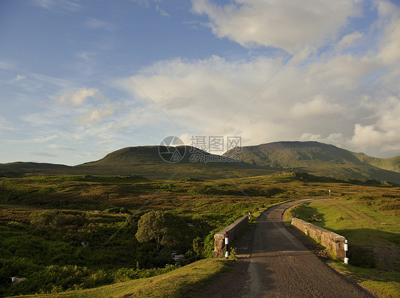 苏格兰阿森特乡村公路和遥远的山脉图片